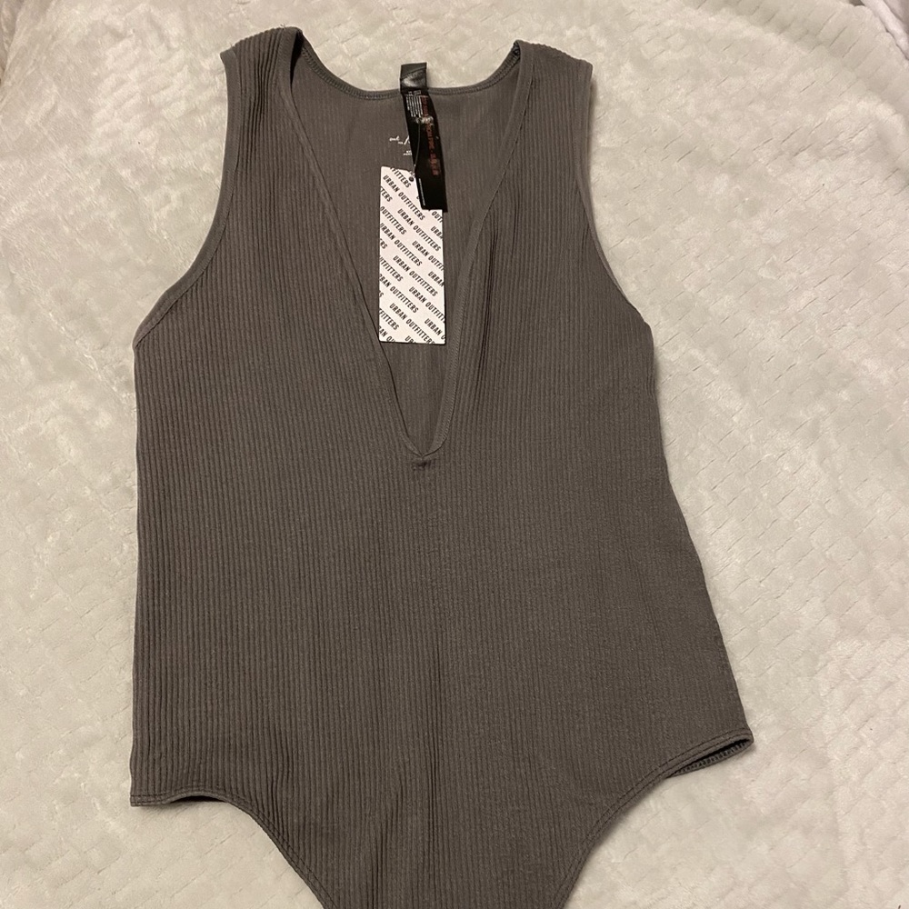 NEVER WORN NEW WITH TAGS URBAN OUTFITTERS FLATTERING BODYSUIT SIZE SMALL GRAY
